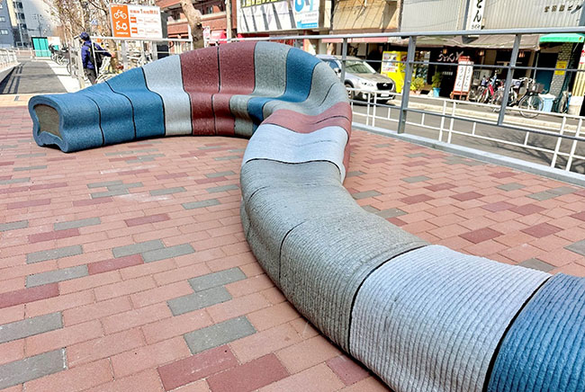 大阪環状線 弁天町駅　ベンチ：顔料を混ぜたカラーラクツムを使用して大阪・関西万博のイメージカラーを表現