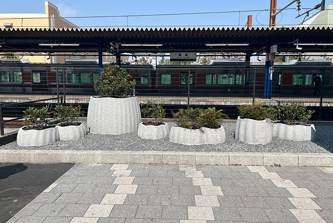 JRゆめ咲線 桜島駅　プランター：大阪・関西万博公式キャラクターのミャクミャクをイメージした形状を表現