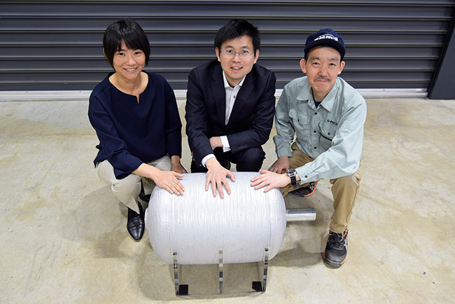 技術研究所 ロボティクス研究センター 計測・制御グループ 洪 策符、山縣侑加、製作をサポートした株式会社エスコ 松岡氏