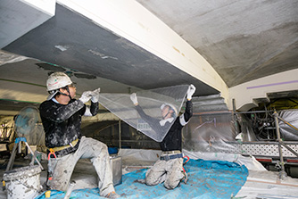 （2）漆喰塗天井の下地処理後、ポリプロピレン樹脂のメッシュシートを貼り付け、天井を一体化