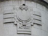 建物のコーナー部には開業年である「AD1927」を刻んだ装飾が施されている