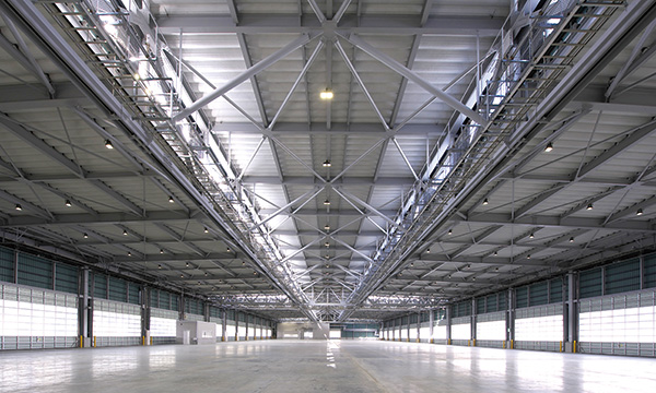 ダブルスーパーウィングで構築された福岡空港新貨物施設　国際貨物上屋（内観）