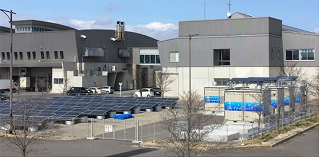 郡山市総合地方卸売市場管理・関連店舗棟（右奥）、太陽光発電パネルとHydro Q-Bic（手前）