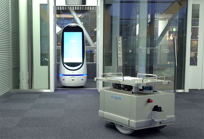 清水建設技術研究所エレベータホールにて実験中のロボット