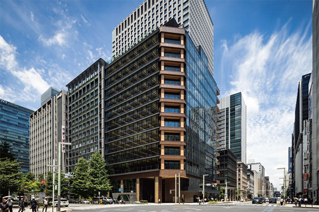 日本橋と銀座をつなぐ中央通りと鍛冶橋通りの交差点に立地し、東京メトロ京橋駅に直結する第一生命京橋キノテラス