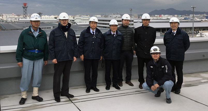 福岡空港貨物施設建設プロジェクトに関わったメンバーの一部（左から3人目が辰己、5人目が小川）