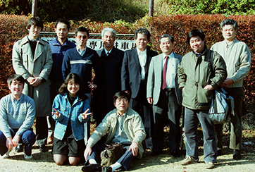 スーパーウィング構法の開発メンバーの集合写真。前列左端で微笑んでいるのが吉井