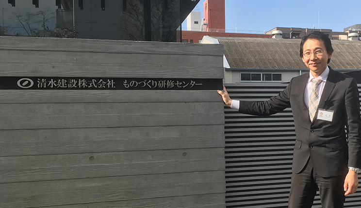 現時点での最高の作例と辻埜が話す清水建設ものづくり研修センターの外壁。実に見事な木目だが、杉材のアート型枠でゼロシュリンクを施工し、脱型後の加工はほとんどされていないという。