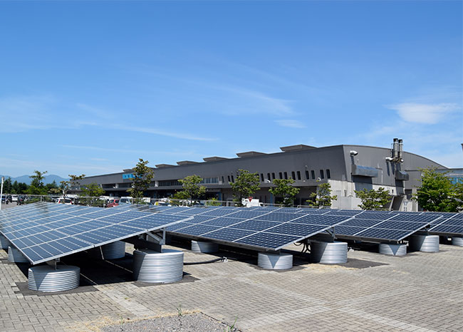 Hydro Q-BiCに隣接している太陽光発電パネル