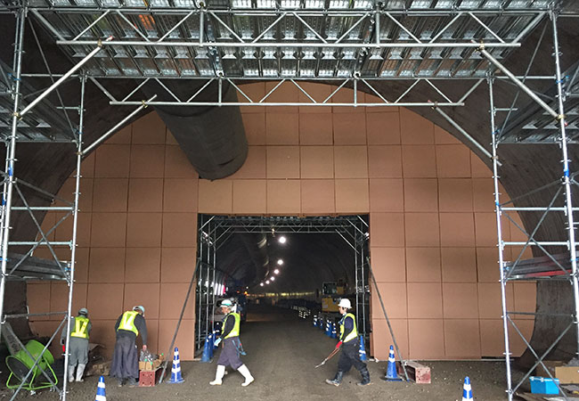 トンネル貫通時の急激な乾燥と温度変化を防ぐトンネル風門に採用したKAMIWAZA−ハイプルエースの仮設材