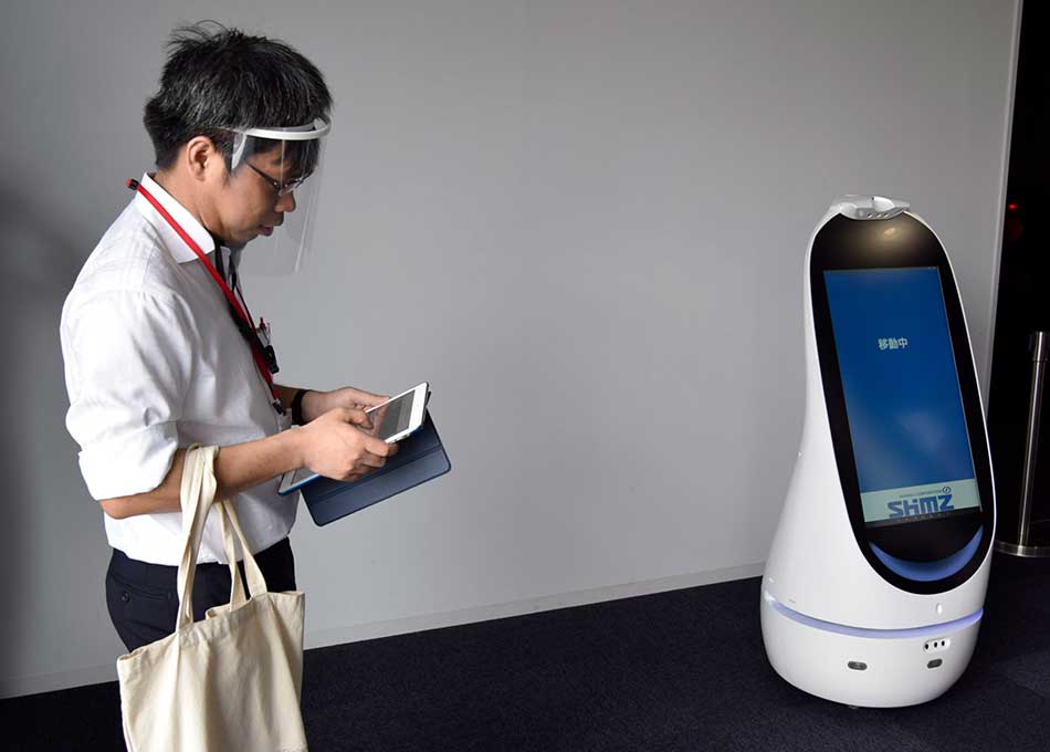 来客案内ロボットとフック。ロボットは来客があれば玄関まで迎えに行き、会議室などの目的地まで案内する