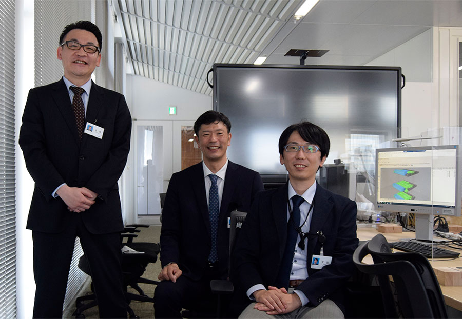 清水建設株式会社 建築総本部 設計本部 生産・研究施設設計部 各務 孝司(左)、設備設計部1部 手島 徹(中央)、プロポーザル・ソリューション推進室次世代環境ソリューション部 太田 望(右)