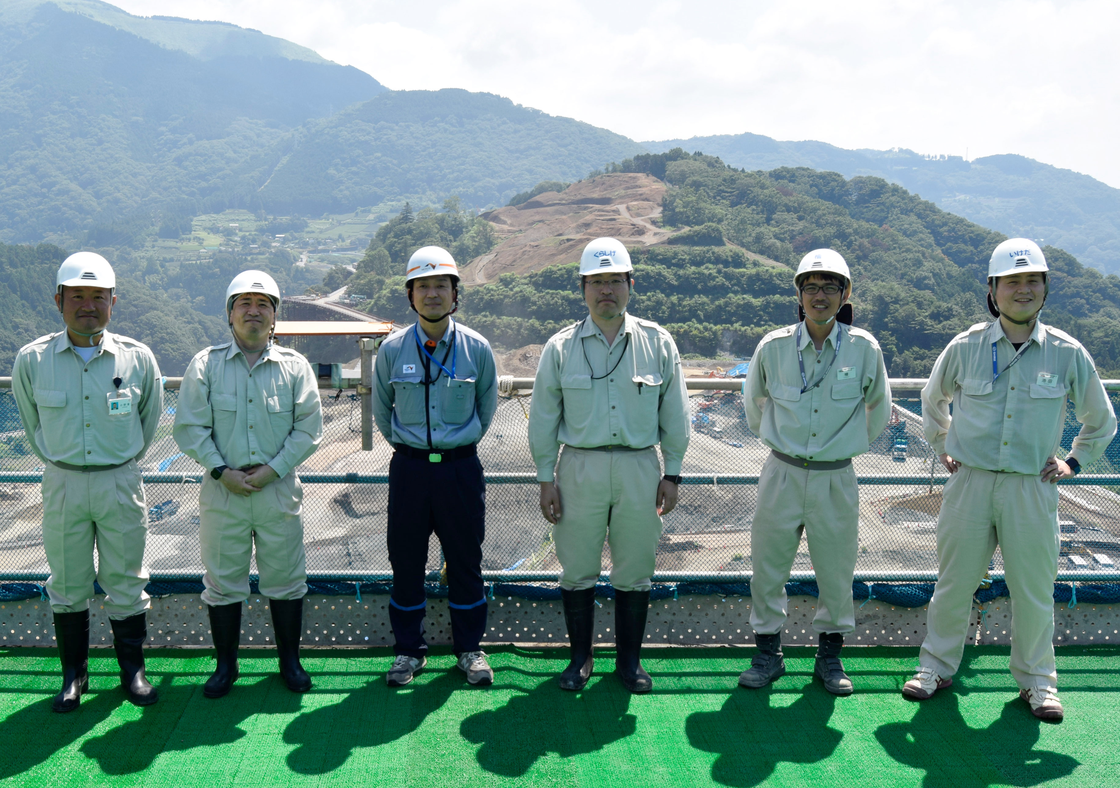 NEXCO中日本　宮地工事長（写真左から三人目）と協働してOne TeamでICTを進める清水建設の中心メンバー。左から小野澤主査、柳川グループ長、宮地工事長、藏重副所長、檜工事課長、池田リーダー
