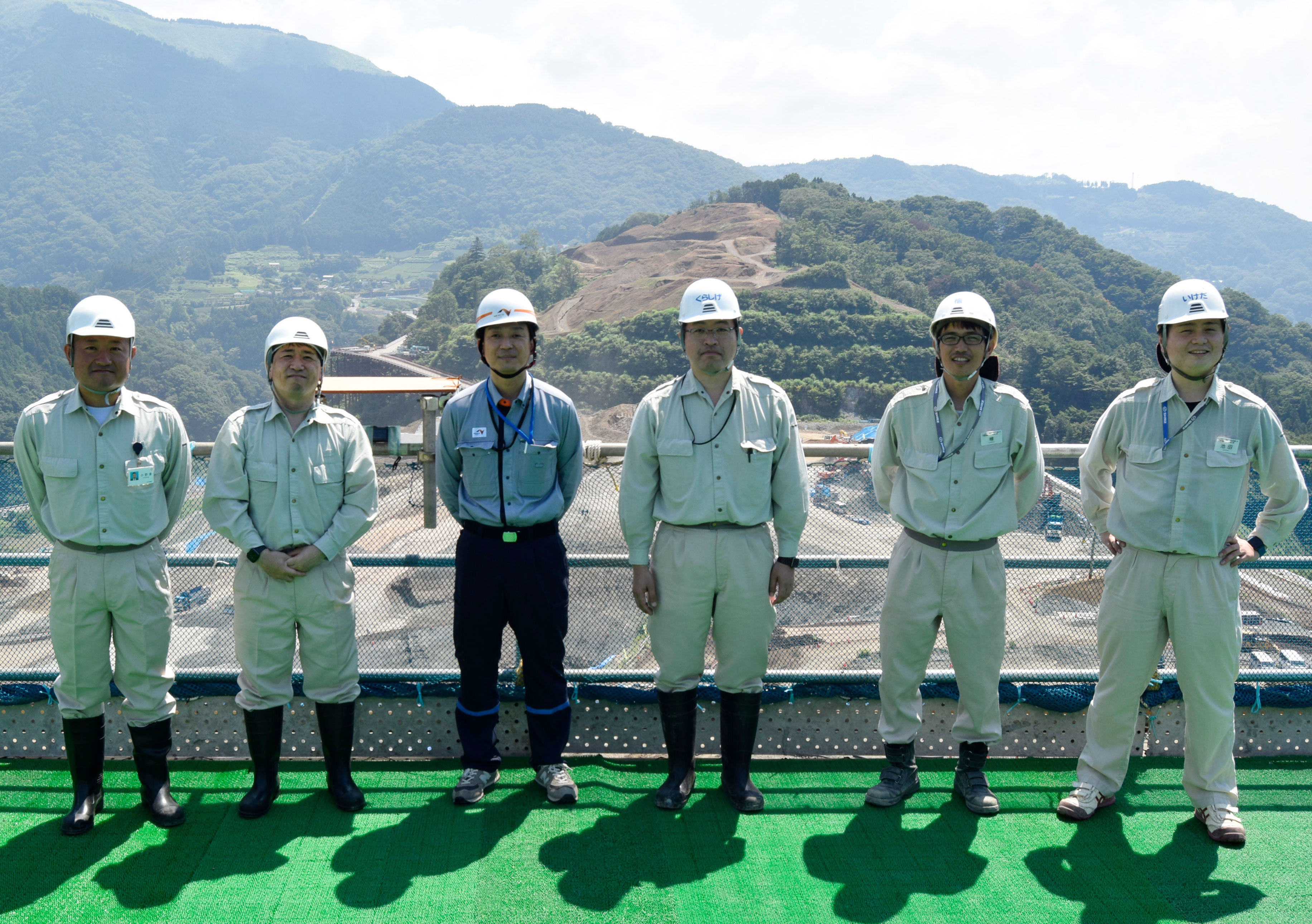 NEXCO中日本 宮地工事長(写真左から三人目)と協働してOne TeamでICTを進める清水建設の中心メンバー。左から小野澤主査、柳川グループ長、宮地工事長、藏重副所長、檜工事課長、池田リーダー