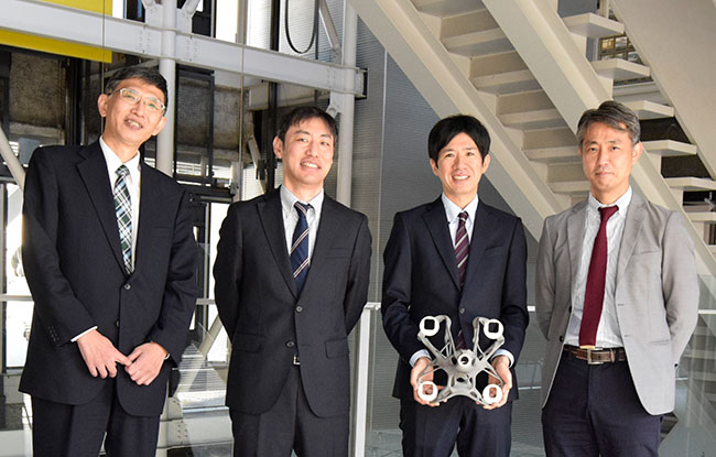 左から、清水建設 技術研究所 建設基盤技術センター 上席研究員 兼光知巳、技術研究所 建設基盤技術センター 主任研究員 松尾隆士、技術研究所 企画部 開発推進グループ 佐川隆之、生産技術本部 建築技術部 グループ長 安田辰雄