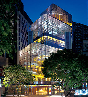 シンガポール・オーチャードロード。ガラスの箱が積み重なったようなチャレンジングなデザイン
