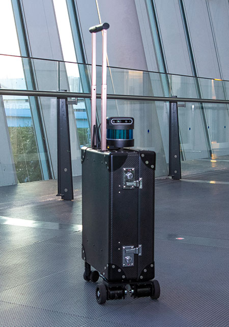 コンソーシアム版エーアイスーツケースの写真。市販のスーツケースにセンサを搭載しています