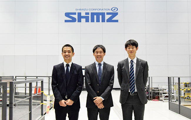 左から建築総本部 設計本部 構造設計部2部 佐藤 宏、同 構造計画・開発部 設計長 牛坂 伸也、技術研究所 安全安心技術センター 免震・制振グループ 吉田 直人