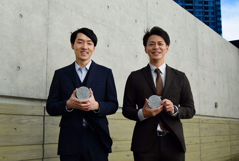 左から技術研究所 社会システム技術センター インフラ技術グループ 山本 伸也、土木総本部 土木技術本部 基盤技術部 コンクリートグループ 幸田 圭司