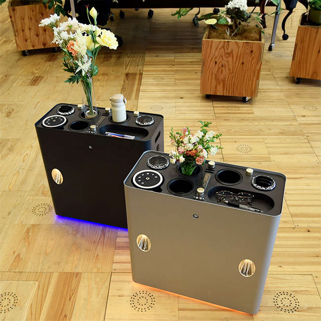 洗練されたデザインに仕上がった環境家具。声をかけてもいいときは青く、作業中など集中を切らしたくないときは赤く光るコミュニケーション・シグナルも装備された
