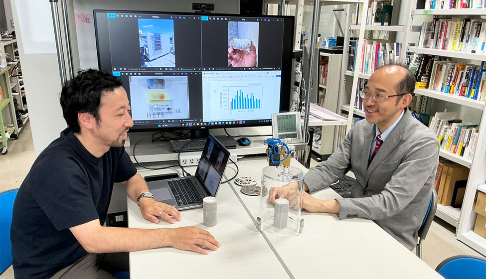 左から、技術研究所 建設基盤技術センター 革新材料グループ 齊藤 亮介、北海道大学 工学部 建築都市コース 北垣 亮馬 教授