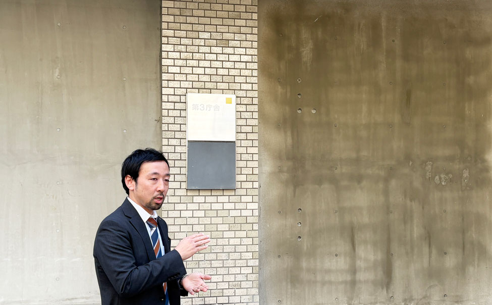 品川区第三庁舎　DACコート塗布直後、濡れて色が暗くなっている壁（右側）