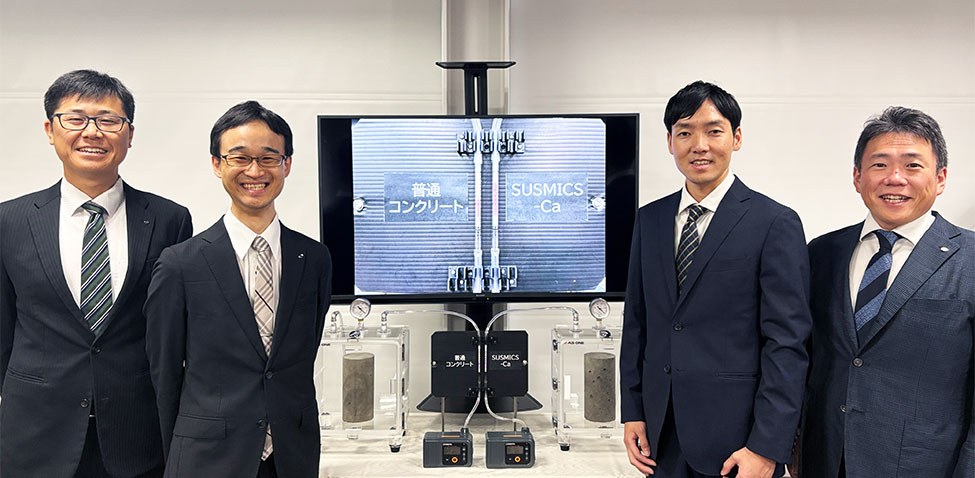左から、技術研究所 建設基盤技術センター 資源循環グループ グループ長　小島 啓輔、矢野 慧一、社会システム技術センター インフラ技術グループ 山本 伸也、カーボンニュートラル技術センター　省エネルギー技術グループ　主任研究員　冨田 賢吾